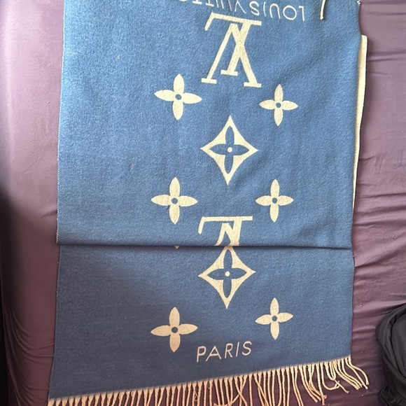 New, authentic LV, reversible cashmere scarf. selling as have several - Picture 4 of 4